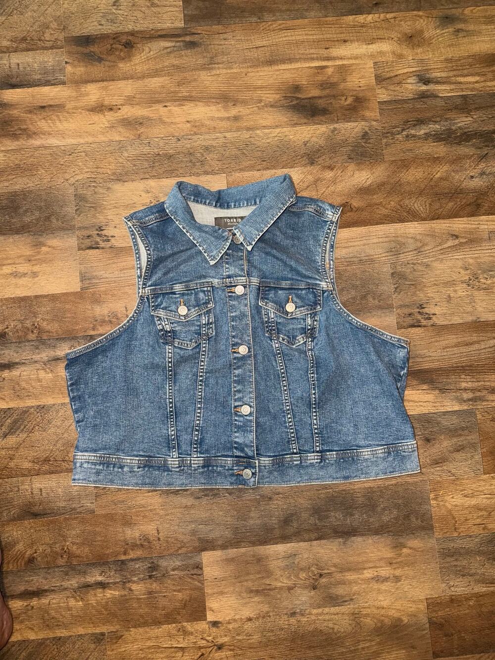 Torrid women’s vintage cropped denim vest